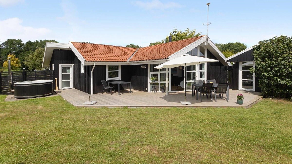 Mommark Strand House | Amazing home in Sydals with WiFi