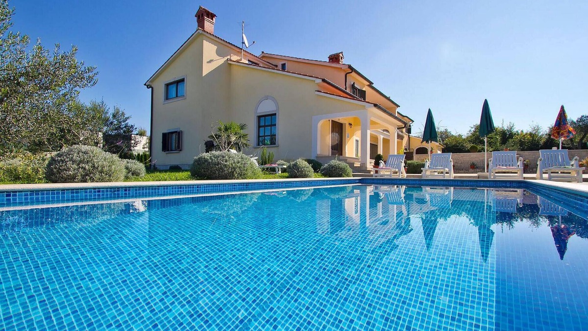 Tinjan House | Amazing home in Tinjan