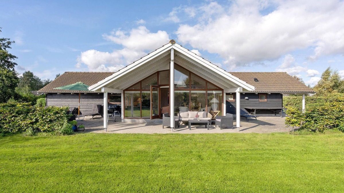 Marielyst House | Amazing home in Væggerløse with kitchen