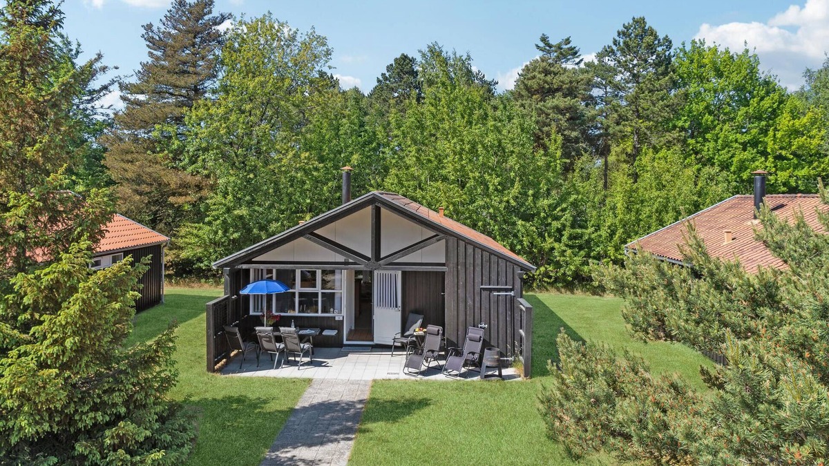 Bøtø By House | Amazing home in Væggerløse with kitchen