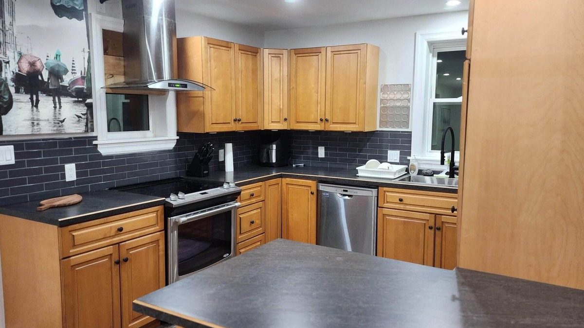 Cambridge House | Amazing home on a huge backyard right near downtown, costco, movie.Pet Friendly!