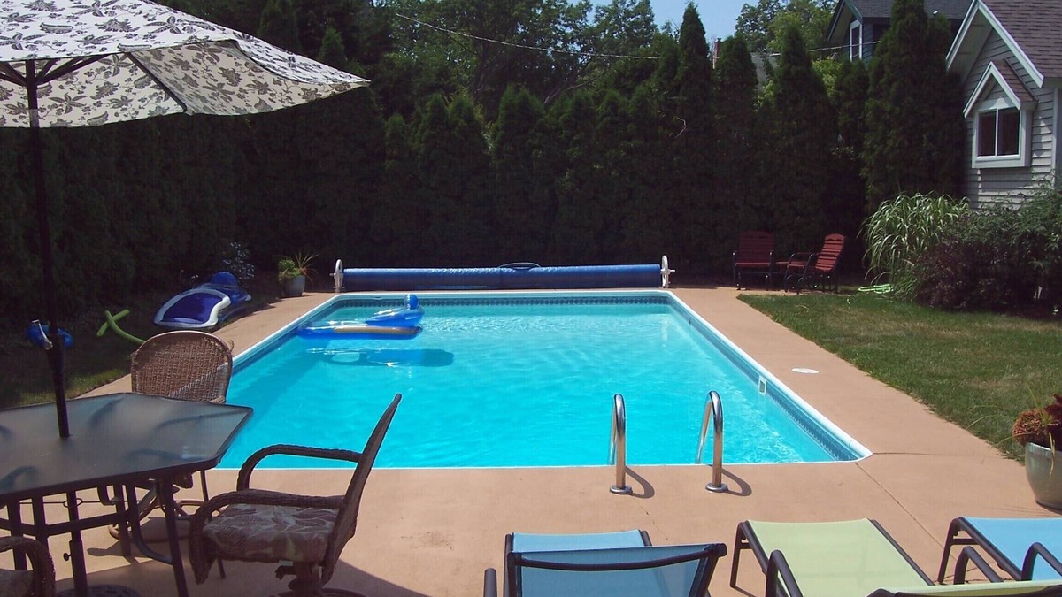 South Haven House | Amazing in ground Pool, 5 bedroom 3 bath, Short Walk to Town and Beach