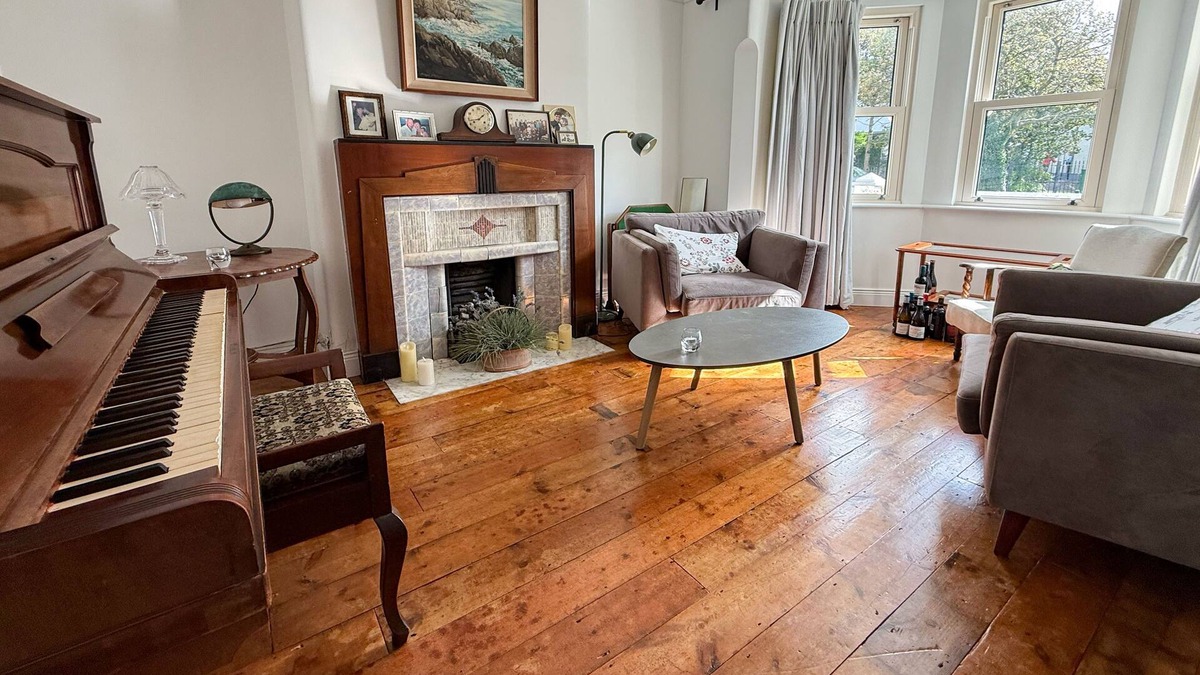 Claddagh House | Amazing location, 1930s Family home in the centre of Galway City.