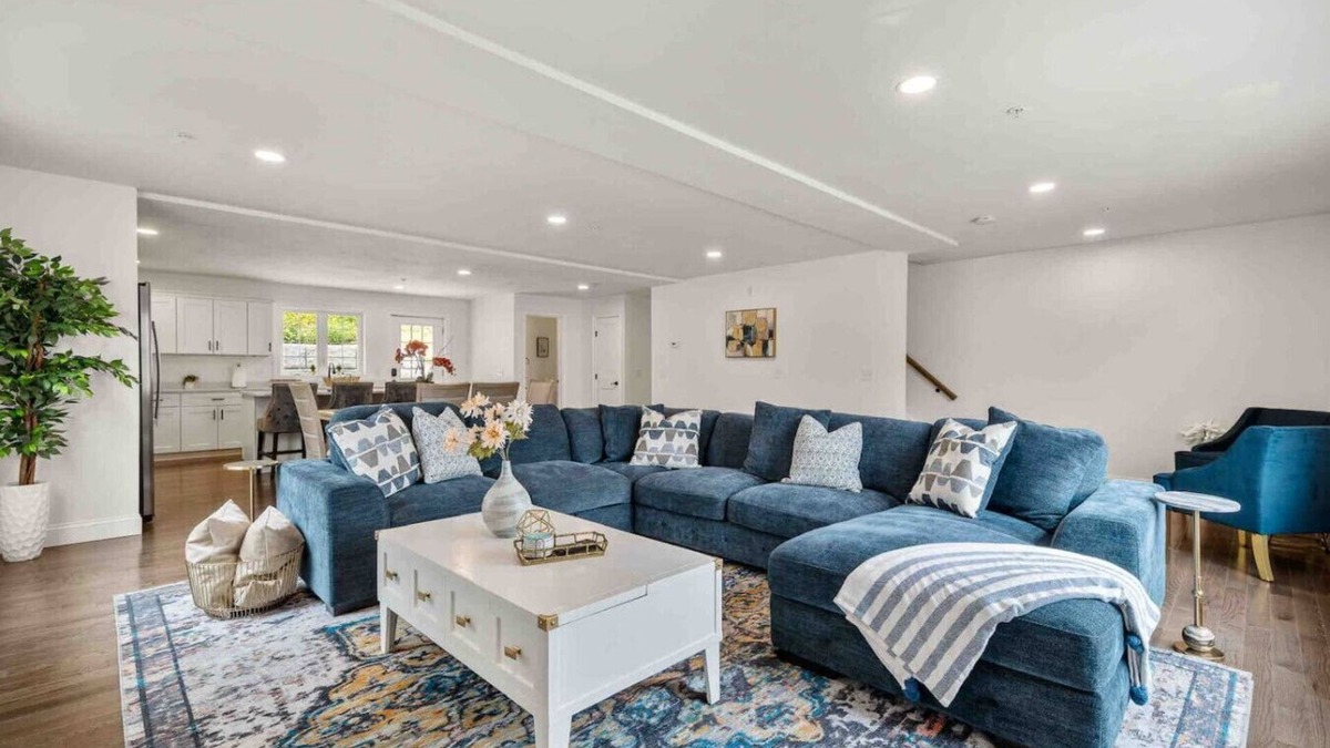 Worcester House | Amazing Location, 3 BR KING SUITE, Covered Parking