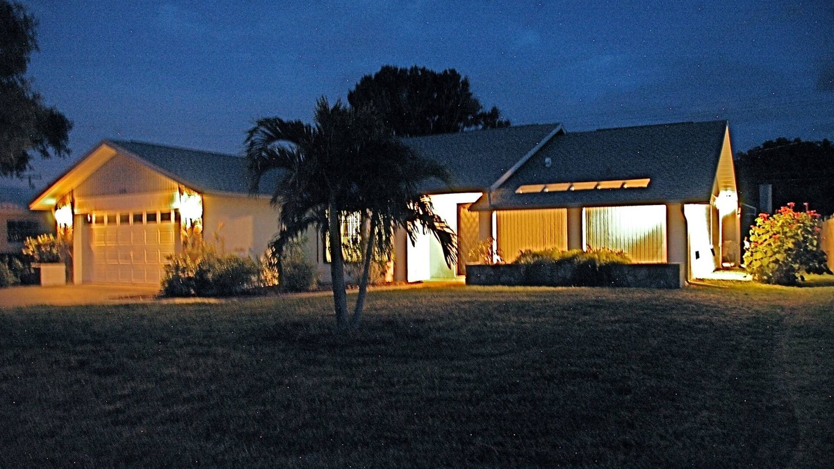 Golden Beach House | AMAZING LOCATION ~ Golden Beach House ~ Steps from Beach ~ Heated Pool