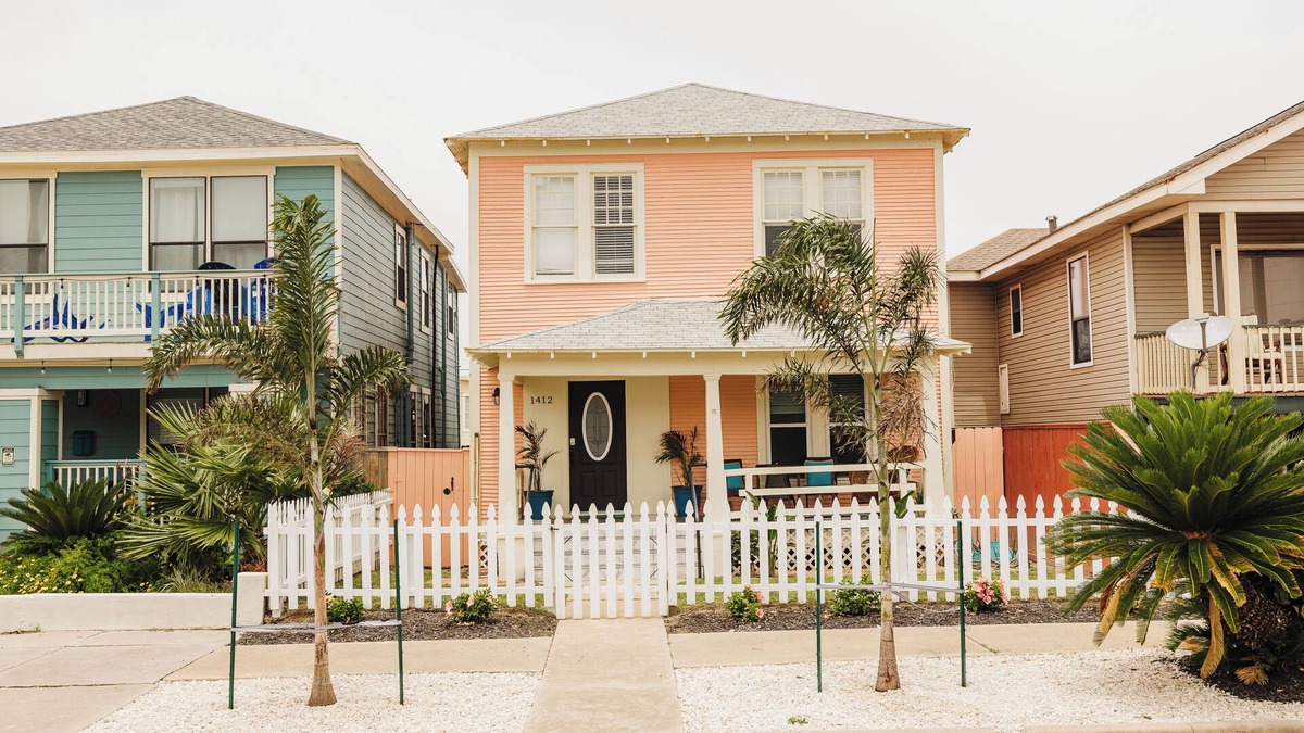San Jacinto House | Amazing Location - Hot Tub -Walkable to beach - 2 Kitchens/2 King Bedrooms!