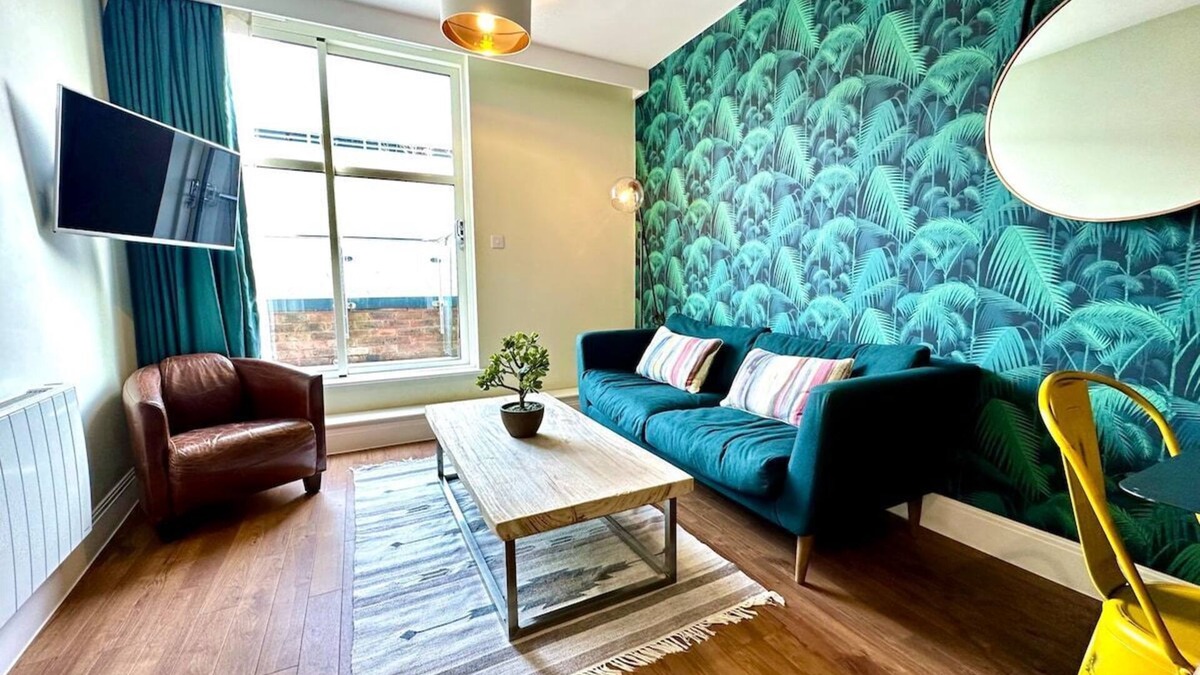Poole Apartment | Amazing Modern Apartment - Free Secure Parking!