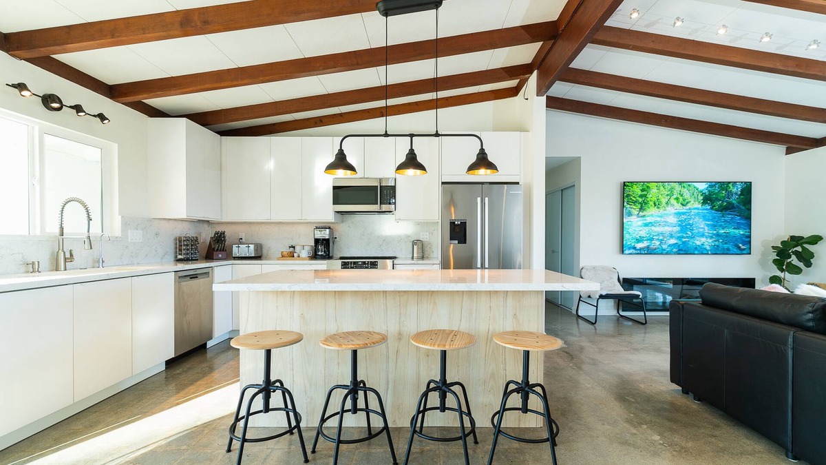 Canoga Park Villa | Amazing Mountain and Valley Views - 3 King Beds, Tesla Charger, Sauna