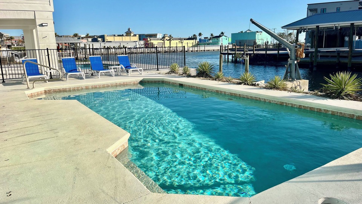Fort Myers Beach House | Amazing New Pool/Canal 3 King,1 Queen sofa bed,2 Bath,Near Beach+Times Square