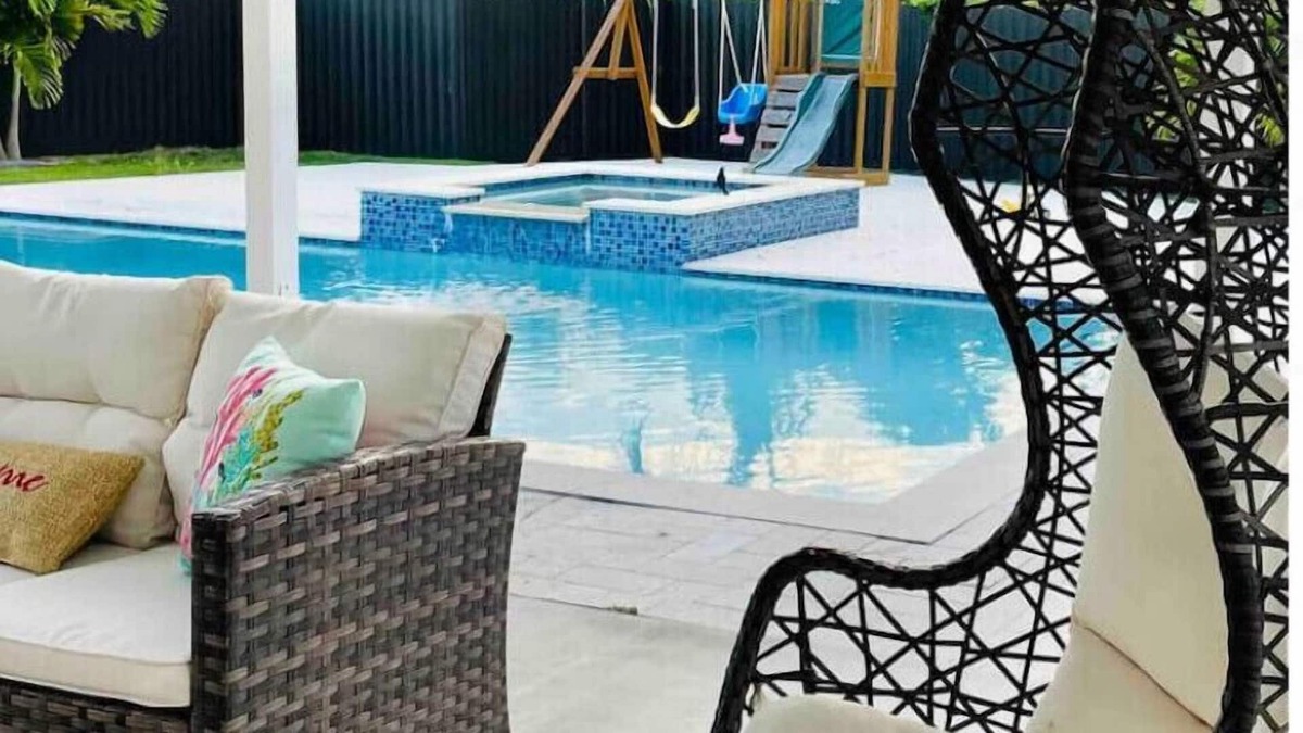 Homestead House | Amazing New Pool Jacuzzi BBQ Waterfall Near Miami Massage chair