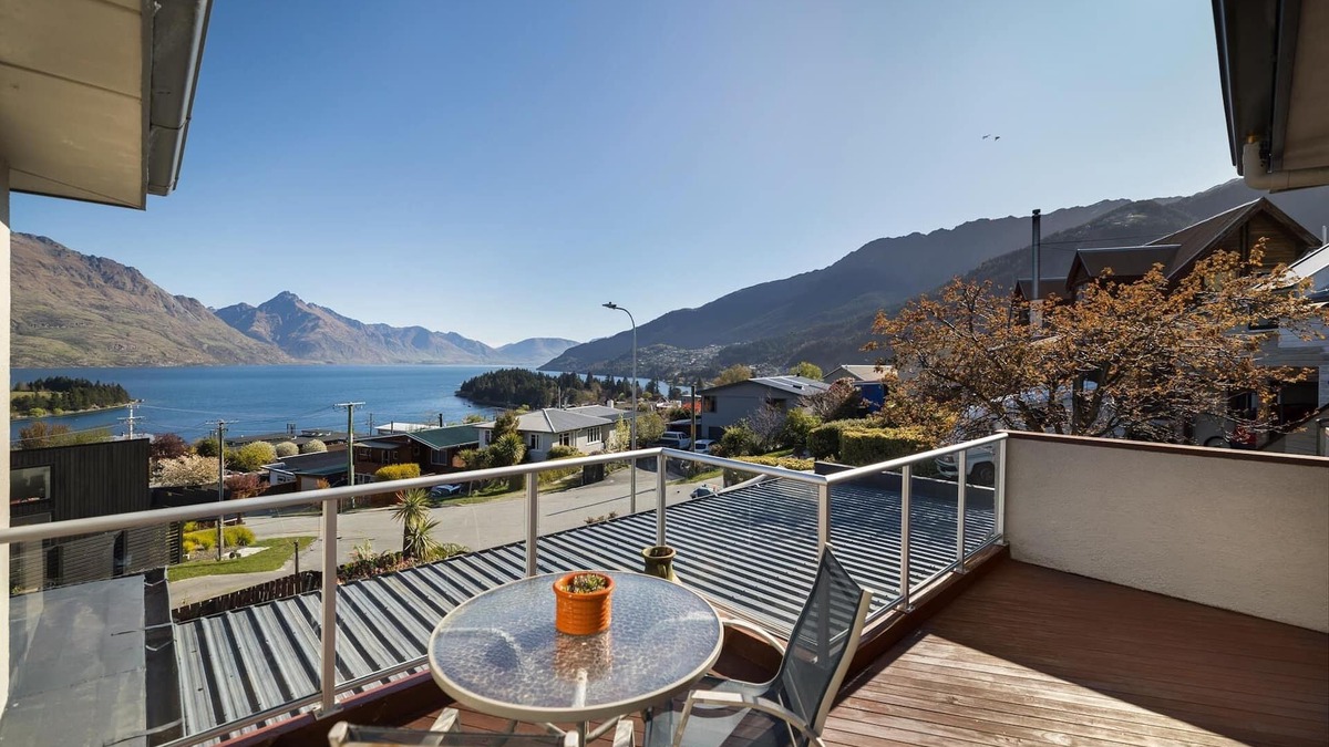 Queenstown Apartment | AMAZING Panoramic Lake Views! Minutes from downtown Queenstown.