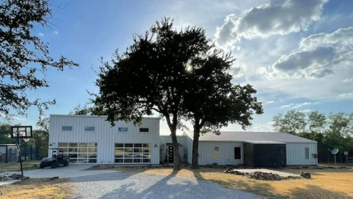 Mineral Wells House | Amazing & Quiet Barndominium with Hot Tub
