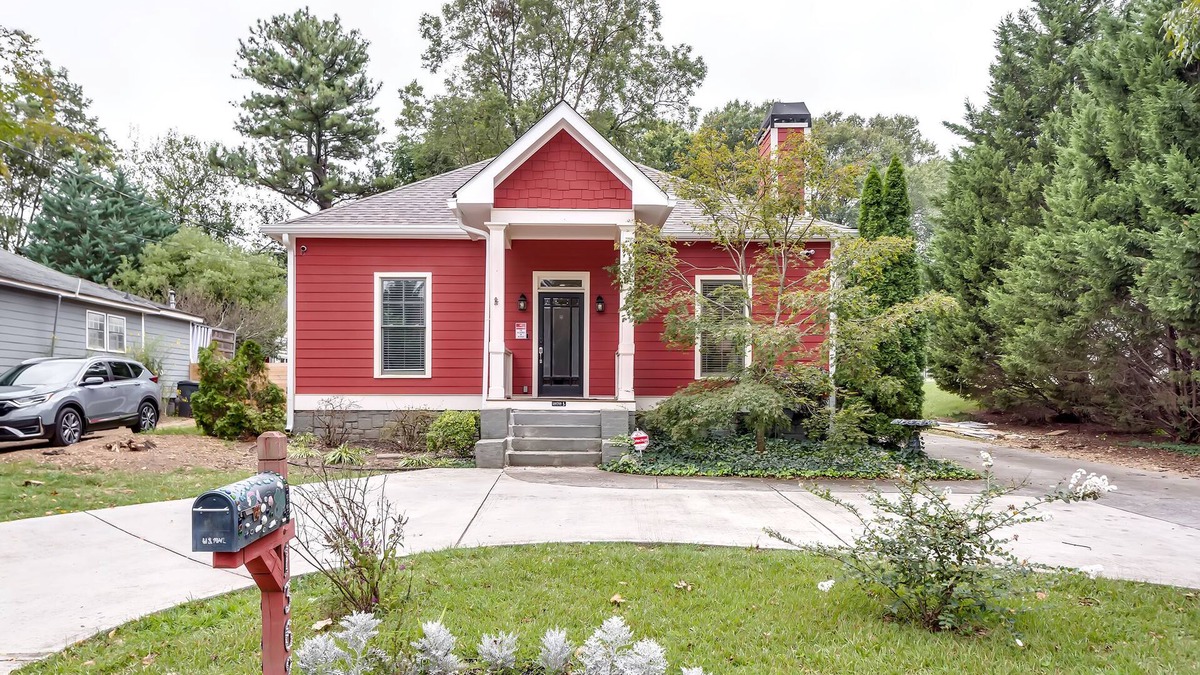 Eagan Park House | Amazing, remodeled, charming getaway w/swimming pool, close to fun and dining!