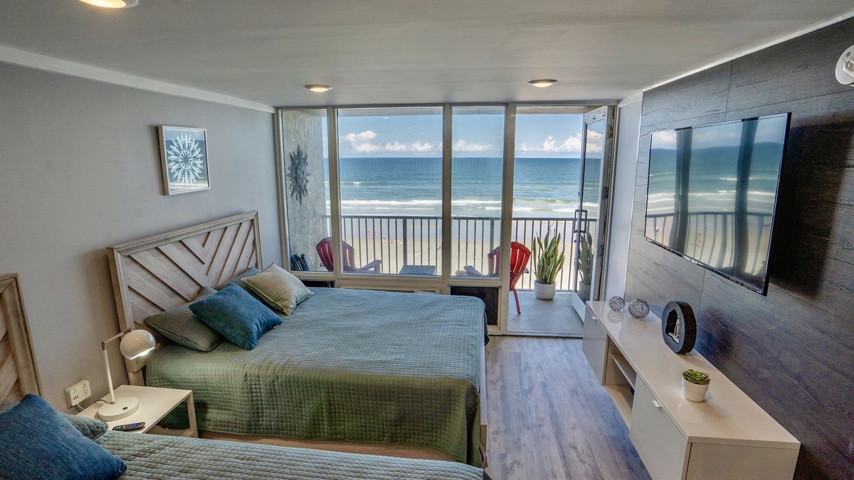Ocean View Halifax Estates Apartment | Amazing Renovated Beachfront Studio at Daytona Beach