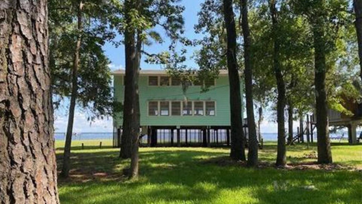 River Road House | Amazing Riverfront Views