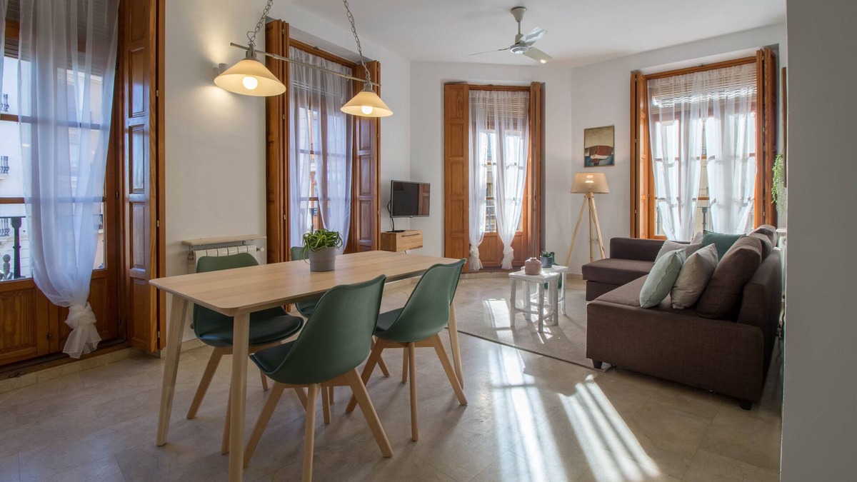 Barrio del Carmen Apartment | Amazing Shiny Apartment! An amazing choice for friends and families!