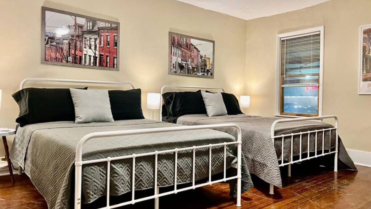 South Hills House | *Amazing* Sleeps 19 w/14 beds @ Downtown Location
