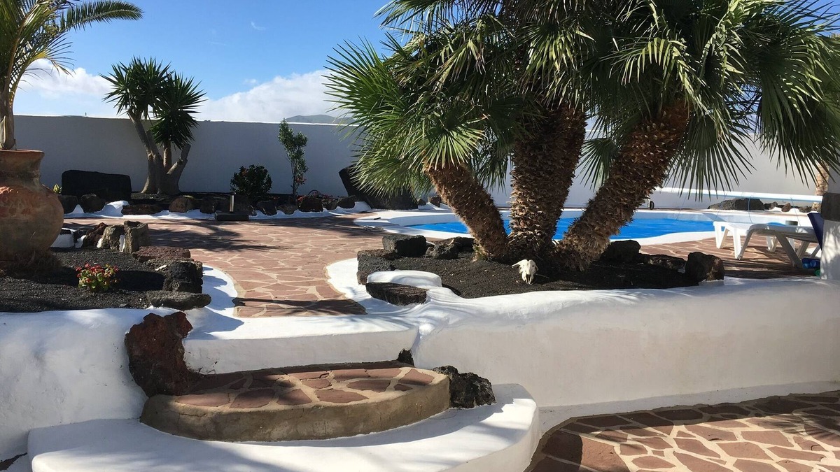 Soo Other | Amazing, Spacious Rural Villa Heated Pool WIFI 3 Bedrooms 3 Bathrooms Sleeps 6
