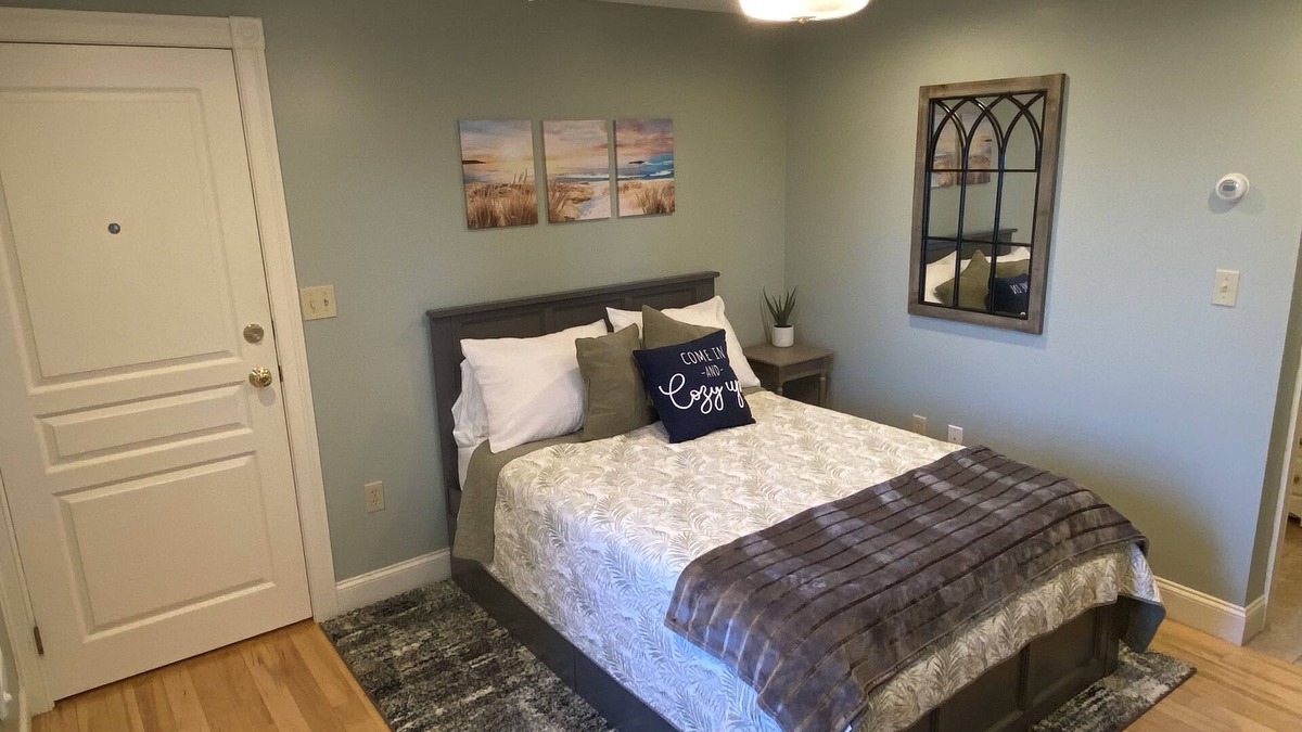 Plymouth Apartment | Amazing Studio-7 min walk to BID Hosp 15 min to D-town w/W/D, DW MW Jacuzzi tub