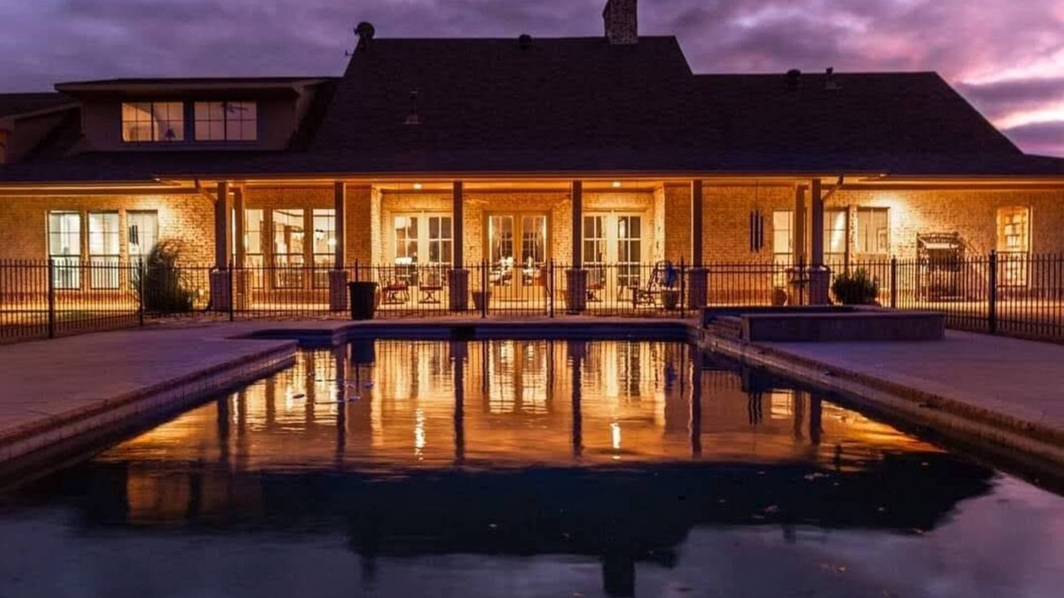 Sunset House | Amazing Sunrise Ranch with pool near DFW
