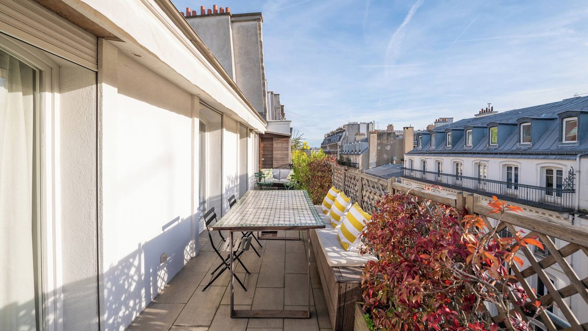 Porte-Saint-Martin Apartment | Amazing Terrasse View 2 BD Apartment - République