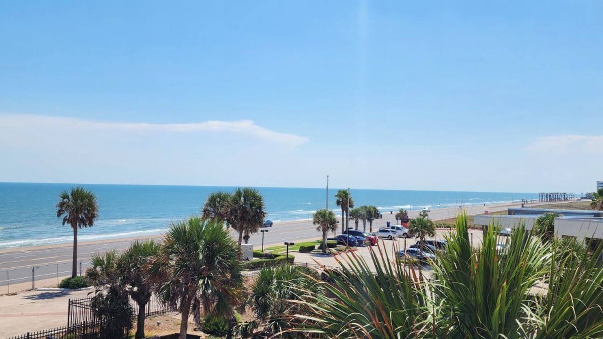 Galveston Condo | Amazing top floor ocean view!
