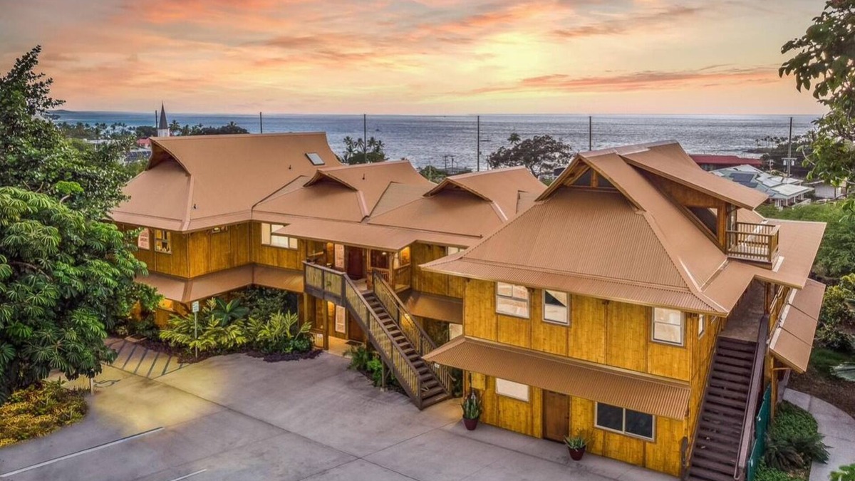 Kailua-Kona Condo | Amazing unique sustainable 2-bedroom condo in the heart of Kailua-Kona with AC,
