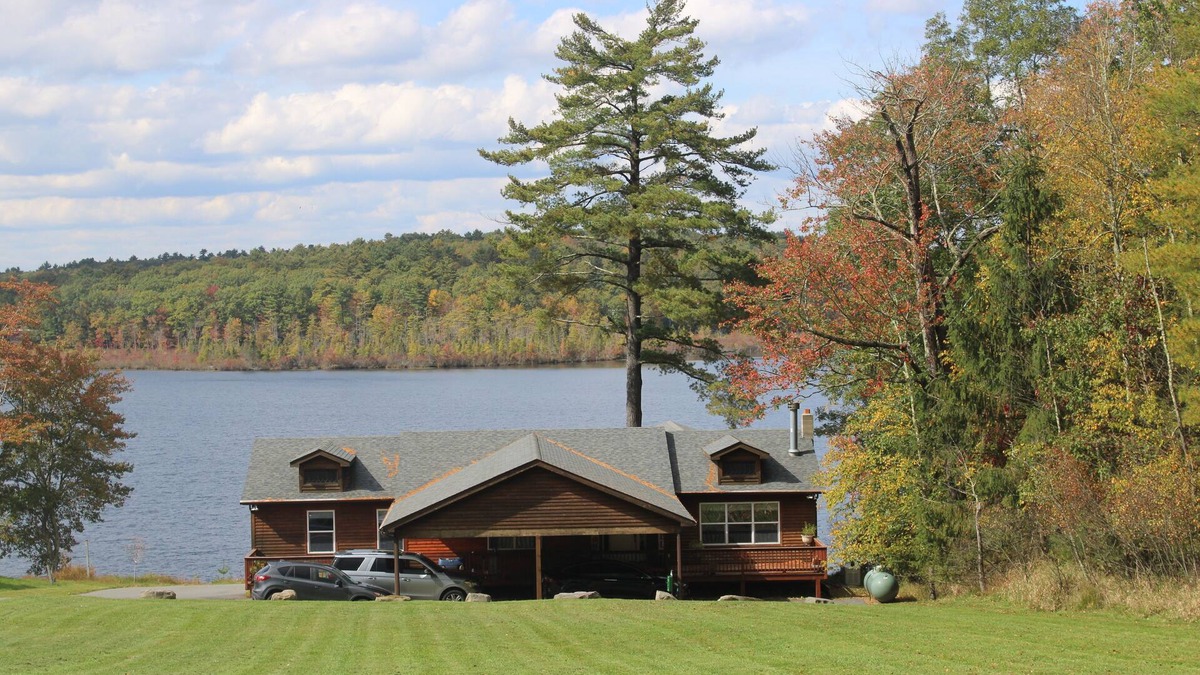 Highland Lake Cabin | Amazing updated Lakeside/Near Hiking,skiing,water rafting/Gameroom/Dog friendly