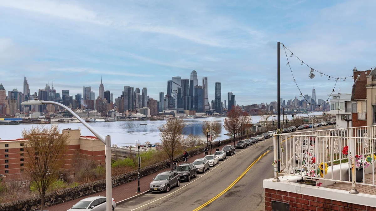 West New York Apartment | Amazing Value! 7Bedrooms/4Baths 20 min to NYC