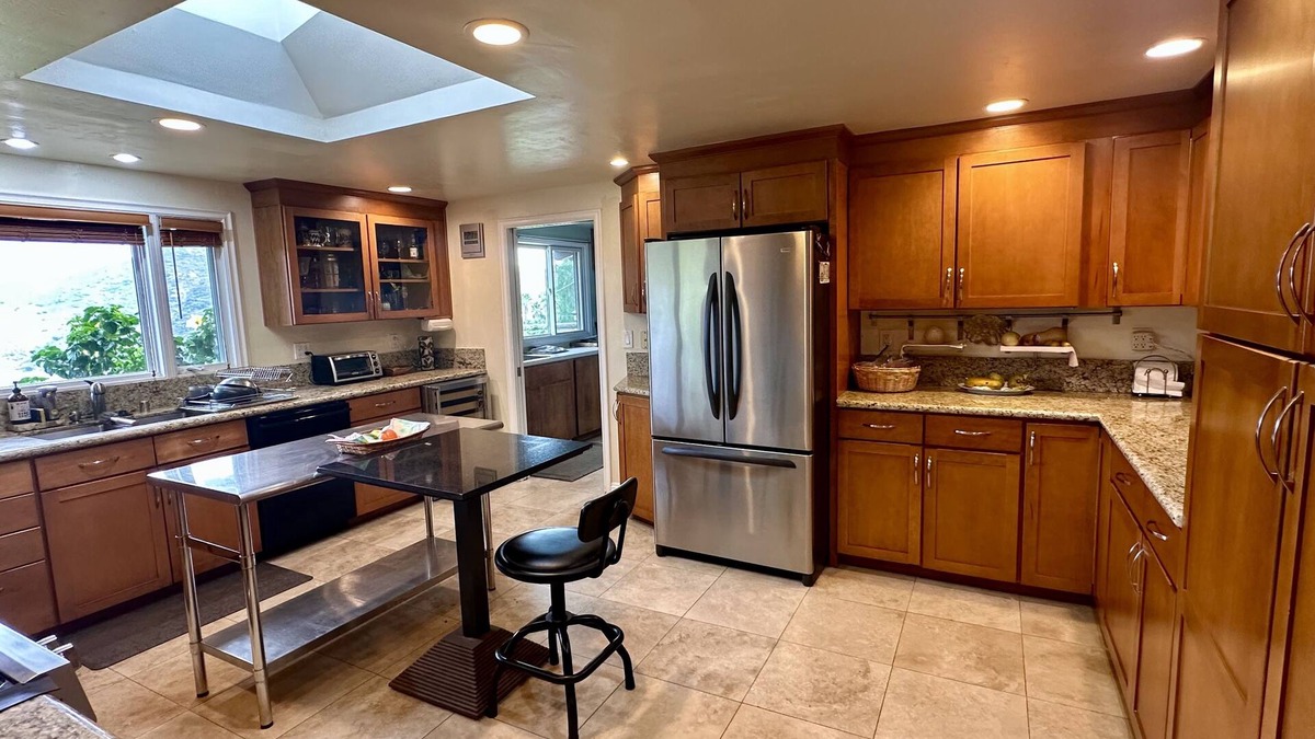 Escondido House | Amazing views. 8 min to I-15. Large rooms & outdoor patios. Monthly discount!