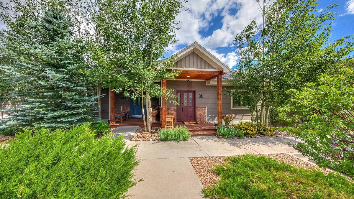 Estes Park House | Amazing Views~Modern Rustic~3 miles to RMNP Entrance~Peaceful area of Estes!