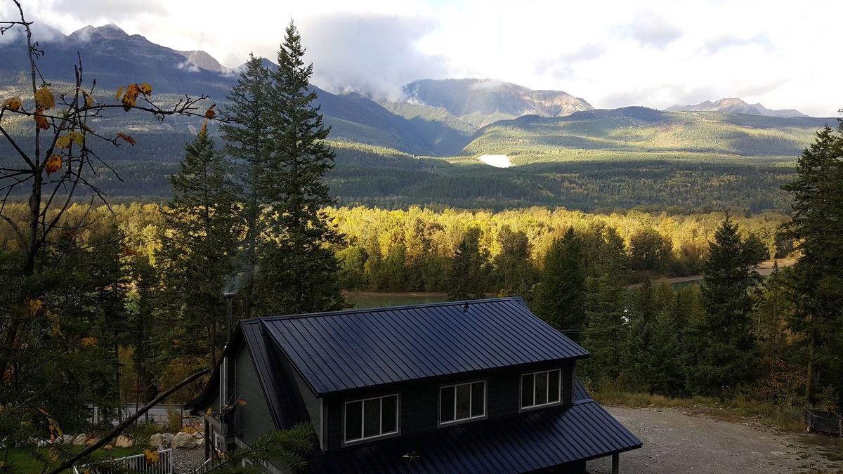 Golden House | Amazing Views Of The Columbia Valley