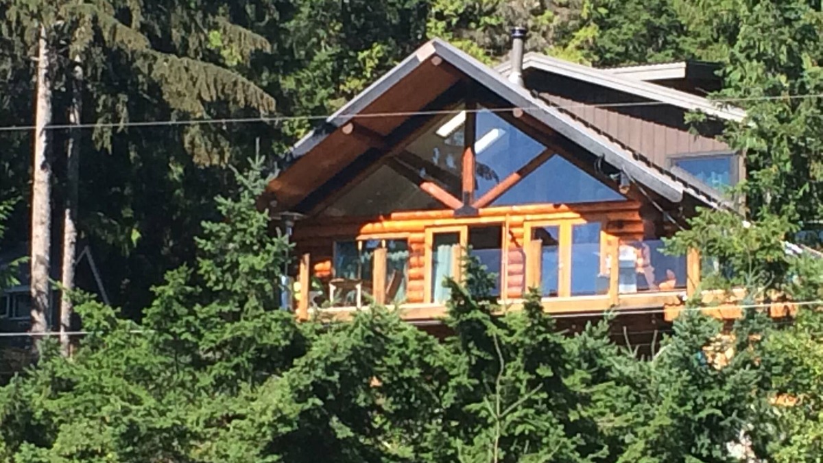 Whistler Ski Chalet | Amazing views, waterfront, luxury log cabin close to slopes 3 BR, 2 bath