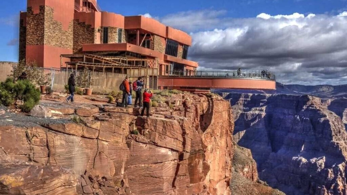 Meadview House | Amazing Views with 3 bedrooms near Grand Canyon and Skywalk