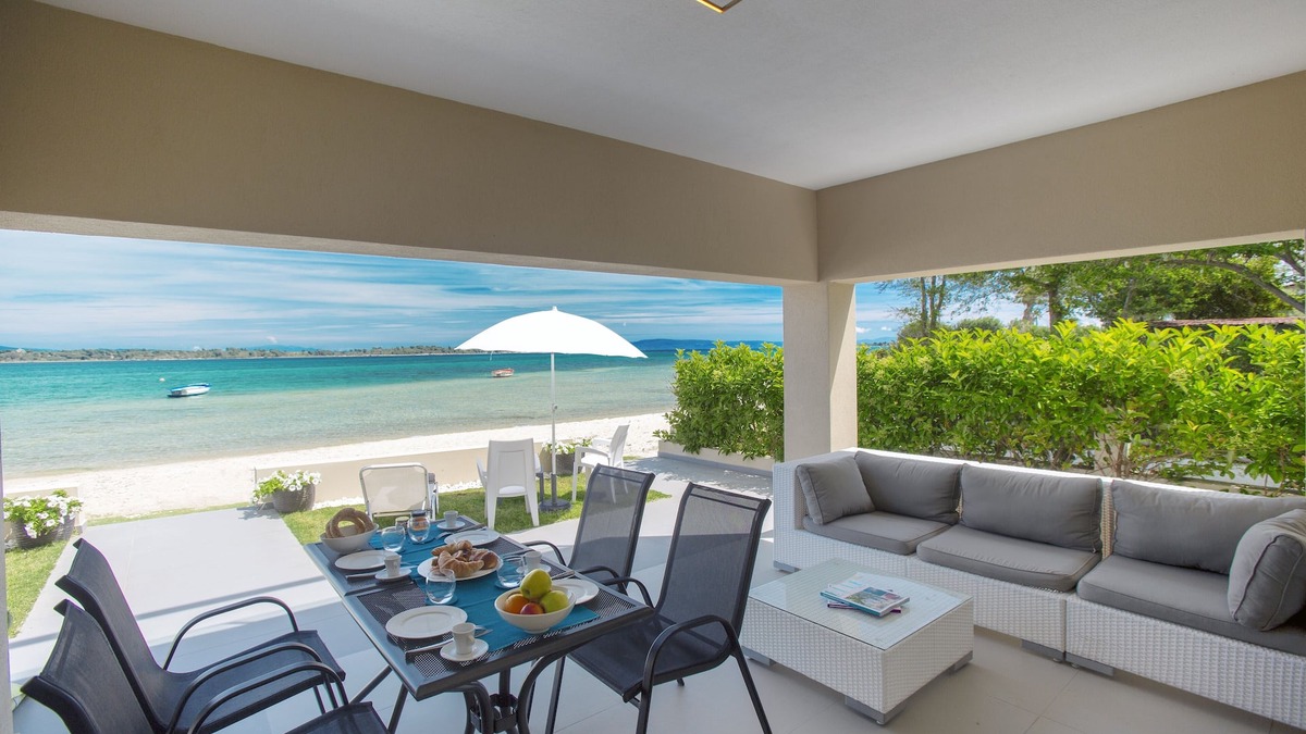 Vourvourou Villa | Amazing villa right on the beach feet in the water