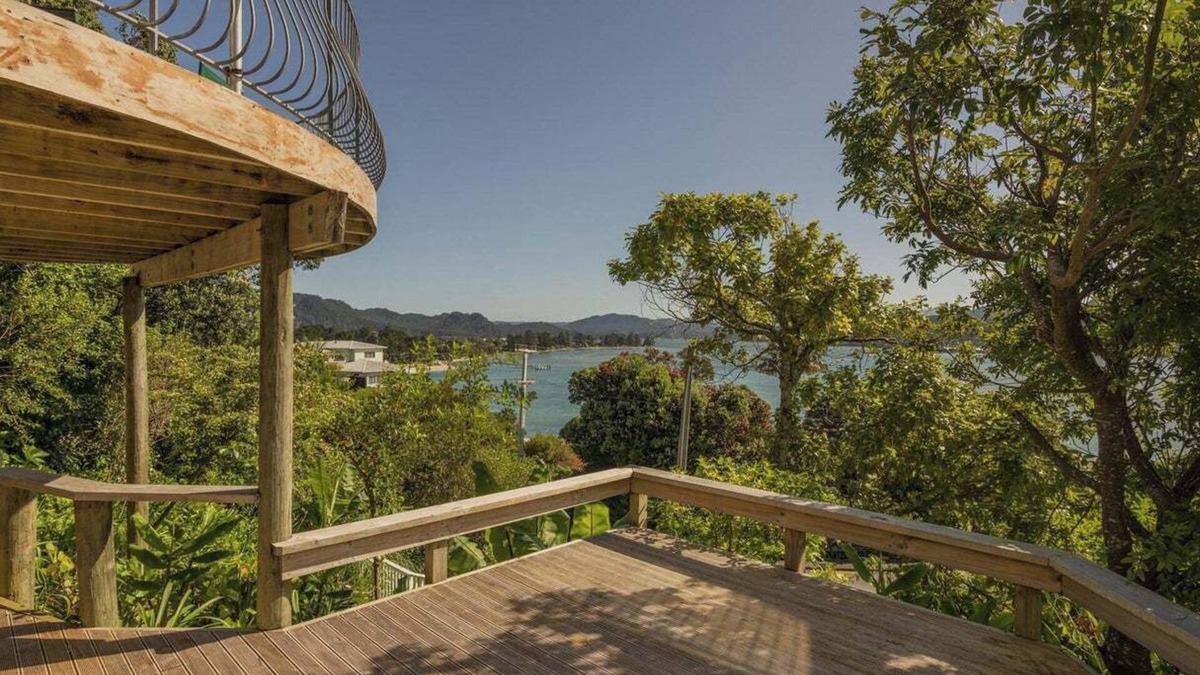 Tairua Cottage | Amazing Water Views from the Harbour Masters Cottage! 2 mins walk to the beach