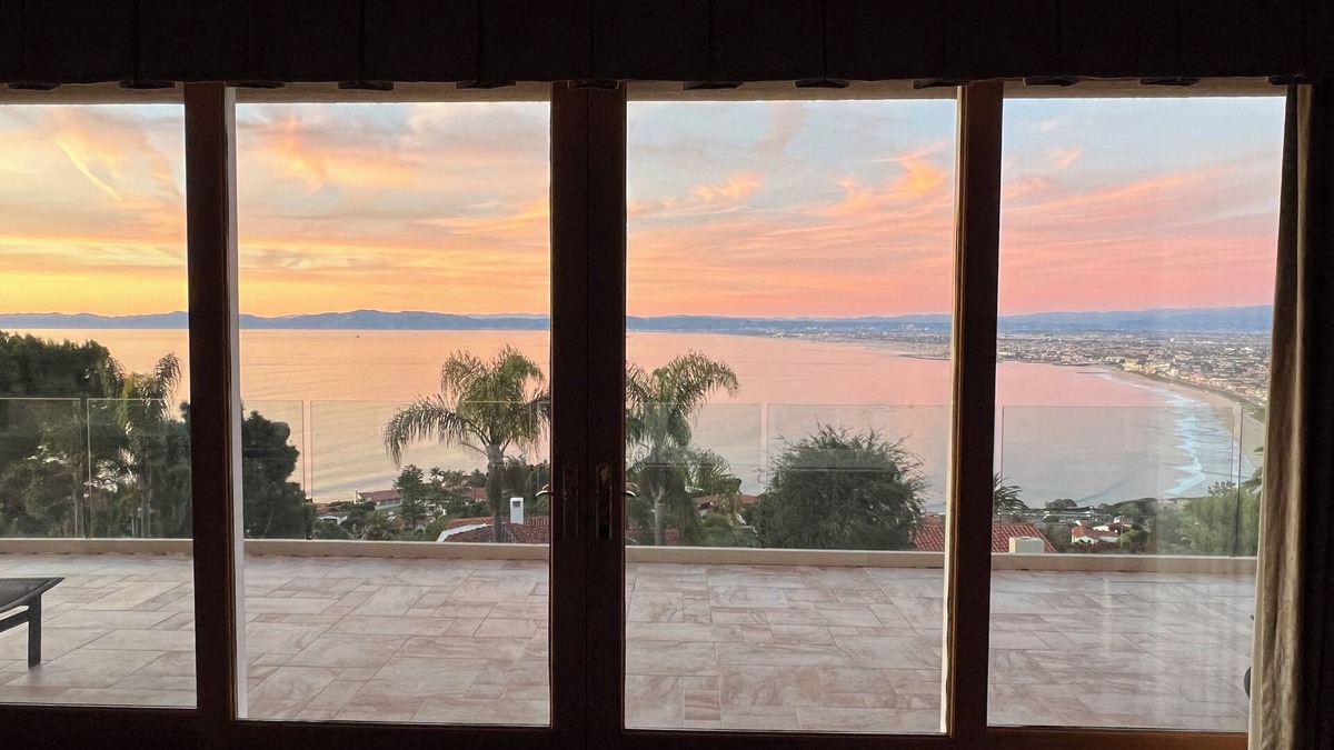 Malaga Cove House | Amazing whitewater coastline and mountain view 30 min to beach from 5 ensuite BR