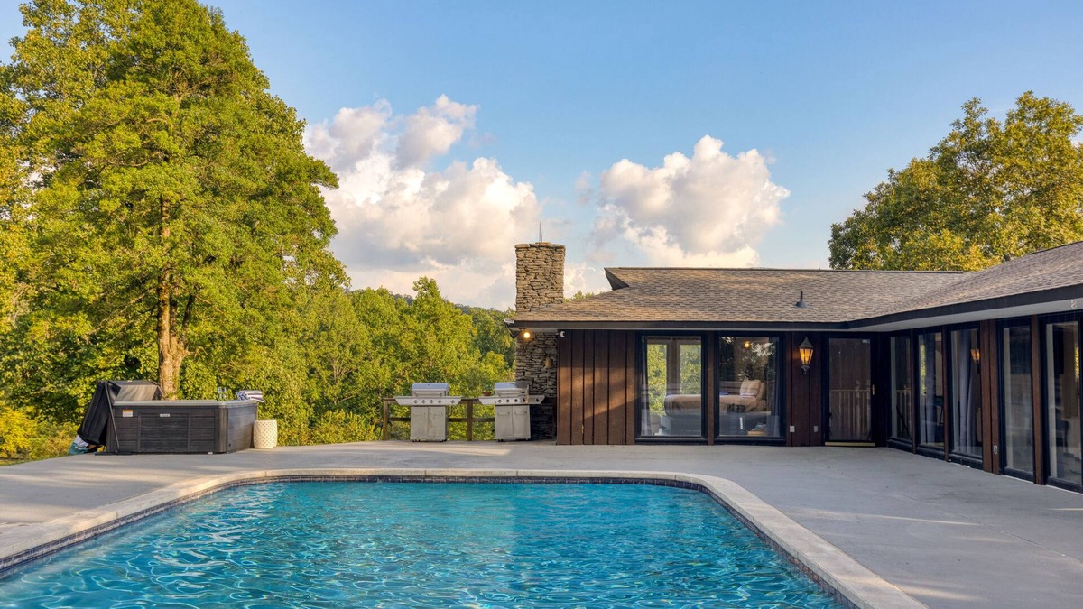 New Market House | Amber Refresh by AvantStay | Pool and Hot Tub