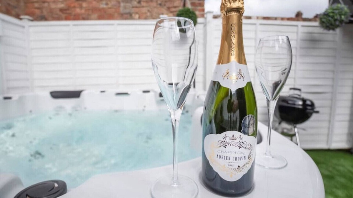 York House | Amberley House - with Hot Tub with Free Parking