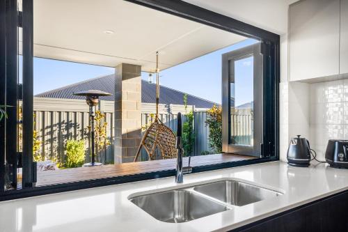 Eglinton House | Amberton Beachs Little Paradise By Swan Bnb