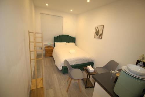 Sutton Central Hotel | AMD Hotel Modern Comfort in the Heart of Sutton SM1