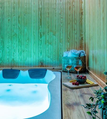 Ampelokipoi Apartment | Amelia jacuzzi maisonette Ath Center