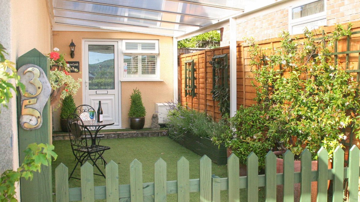 Sidcot Ski Chalet | AMELYAH COTTAGE, pet friendly, with a garden in Winscombe