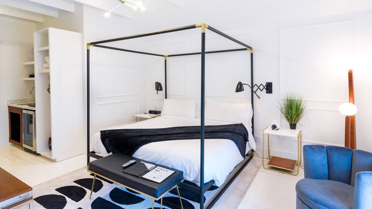 Greenport Hotel | American Beech - Deluxe King 5