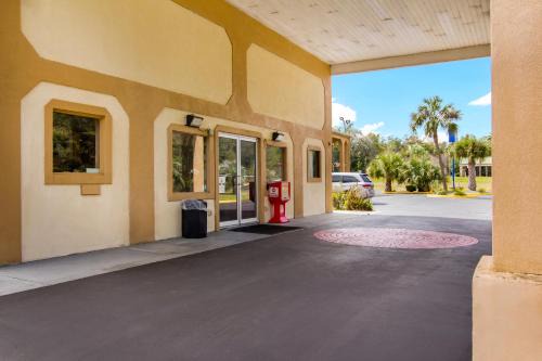 Darien Hotel | Americas Best Value Inn Darien