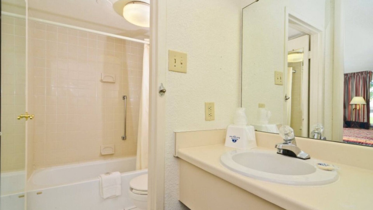 Wilson Apartment | Americas Best Value Inn Wilson - UNIT 22 2 BED FIRST FLOOR