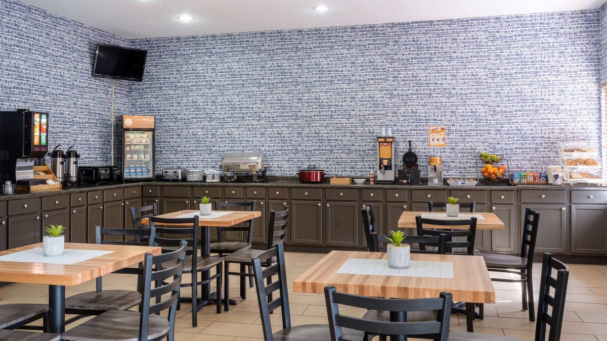 Cedar Rapids Hotel | AmericInn by Wyndham Cedar Rapids North