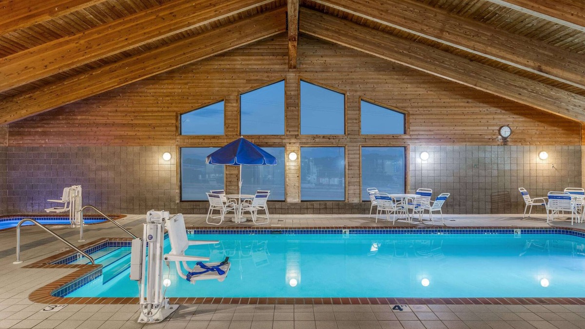 Monroe Hotel | AmericInn by Wyndham Monroe