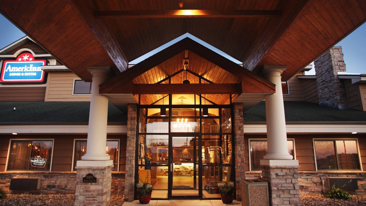 Okoboji Hotel | AmericInn by Wyndham Okoboji
