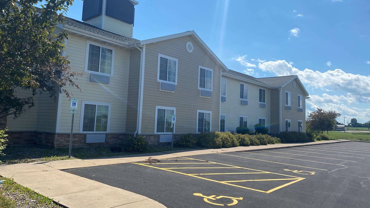 Oshkosh Hotel | AmericInn by Wyndham Oshkosh